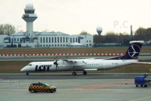 samochod w kratke samolot pll lot oy-yby.JPG