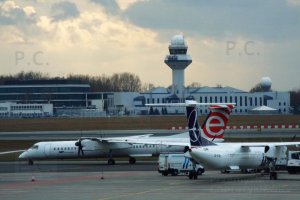 dwa q400 w roznym malowaniu.JPG