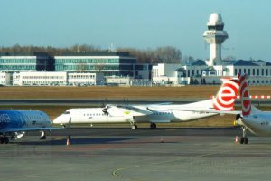 samoloty bombardier i embraer w warszawie.JPG