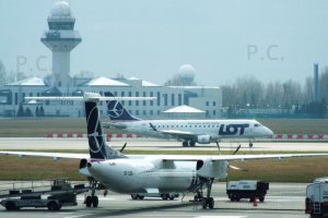 epwa wieza embraer dash pll lot.JPG