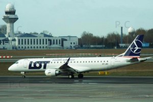 polish airlines new purchase embraer 190 sp-lmc.JPG