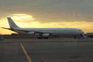 warsaw chopin airport airbus a340 oo-abe.JPG