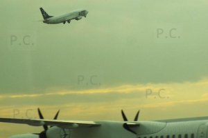 polish airlines b 737 take-off march 2019.JPG