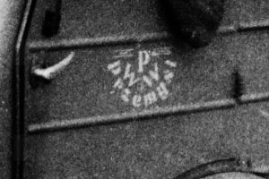 przemyska wytwornia win nazwa na drzwiach stara.JPG