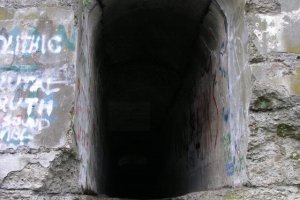 wąski tajemniczy korytarz twierdzy przemyśl.JPG