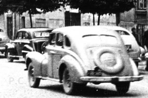 starodawny samochód w przemyślu na placu legionów.JPG