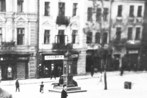 Przemyśl stara fotografia Rynek drogeria słup ogłoszeniowy.JPG