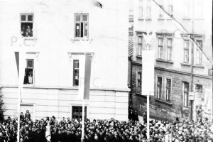 rynek przemyśl magistrat 1936 flaga orzeł.JPG