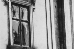 zabytkowe okno magistratu w Przemyślu.JPG