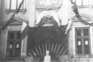 popiersie piłsudskiego w rynku przemyśl.JPG