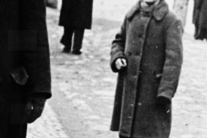 stara moda dzisiaj wydaje się śmieszna Rynek w Przemyślu.JPG