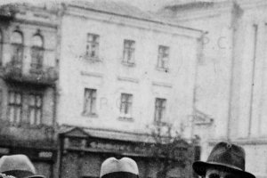 okrągłe górne części okien rynek przemyśl.JPG