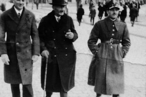 scenka w rynku starszy pan z laską i żołnierz z piórkiem.jpg