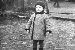 przedwojenna moda dziecięca beret płaszczyk.JPG