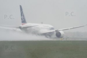 start b 787 pll lot w deszczu.JPG