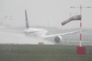 wind-sleeve b 787 wind-sock chopin airport.JPG