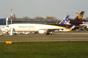 b 787 i md-11 to olbrzymie samoloty pll lot i ups.JPG