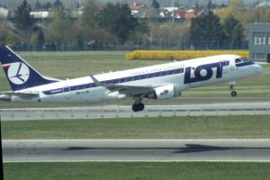 sp-lin embraer 175 sp-lin chopin airport.JPG