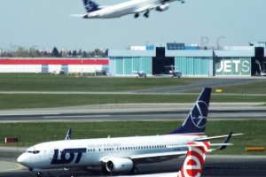 lot embraer b 737 eurolot q400.JPG