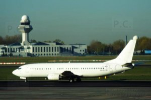 lotnisko chopina biały samolot boeing b 737.JPG
