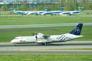 ok-gfr cztery biało niebieskie samoloty w tle.JPG