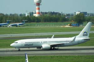 om-iex airexplore b 737.JPG