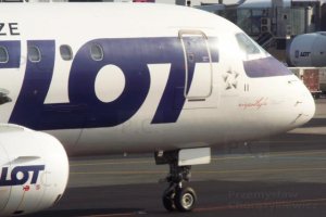 napis niepodległa na samolocie pll lot independent commemorative inscription.JPG