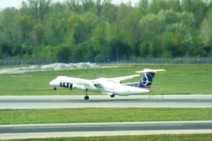 q400 bombardier oy-ybz pll lot logo.JPG