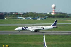 embraer 195 sp-lnm accelerates.JPG