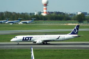 white navy blue polish airlines aircraft livery sp-lnk.JPG