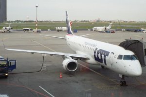 embraer 190 polish airlines sp-lma april 2019 chopin warsaw.JPG