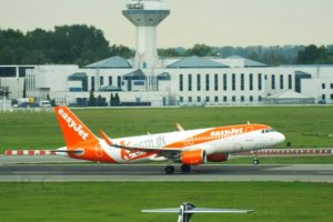 samolot airbus easyJet Berlin lotnisko Fryderyka Chopina.JPG