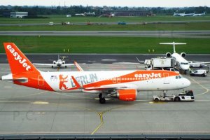 berlin oe-izq easyjet special livery.JPG