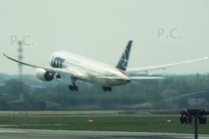 dreamliner w czasie startu wysoko uniesione końcówki skrzydeł.JPG