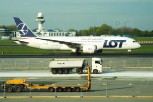 polish airlines dreamliner chopin airport revamping april 2019.JPG