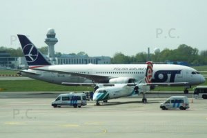 bombardier dash q400 boeing b 787 dreamliner comparison.JPG