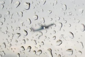 odbicie samolotu bombardier w kroplach deszczu.JPG