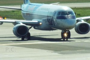 grzeski polskie linie lotnicze lot embraer 195 sp-lnb.JPG