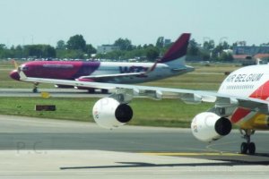 airbus air belgium and wizzair chopin airport 25. 06. 2019.JPG
