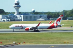 rouge air canada 635 star alliance b 767 c-fmwy.JPG