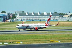 biało czerwony samolot odrzutowy lisc klonu white red jet plane maple leaf.JPG