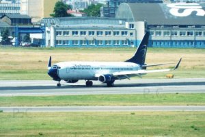 blue panorama boeing b 737 ei-gim lotnisko chopina.JPG