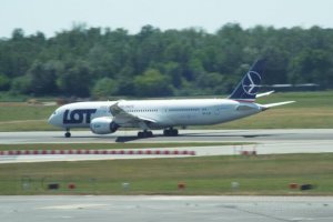 sp-lsf boeing b 787 dreamliner polskie linie lotnicze lot warszawa okecie.JPG
