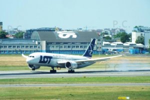 sp-lre dreamliner landing tire smoke b 787.JPG