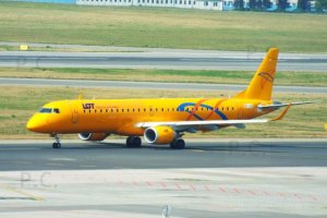 Embraer 195 LOT Polish Airlines SP-LNO 30. 07. 2019 yellow jet