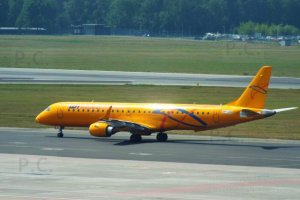embraer 195 sp-lno zolty samolot lotnisko chopina splno.JPG
