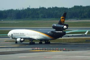 white yellow black ups king parcel delivery dostawa paczek.JPG