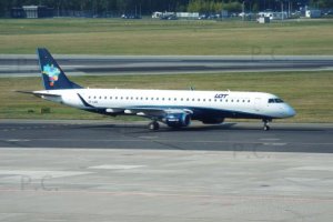 samolot odrzutowy embraer jet aircraft sp-lnn.JPG