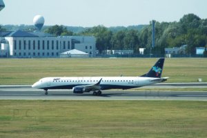 operacje lotnicze chopin embraer 195 sp-lnn 28. 08. 2019.JPG