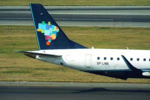 lot polish airlines embraer 195 sp-lnn modelling details.JPG